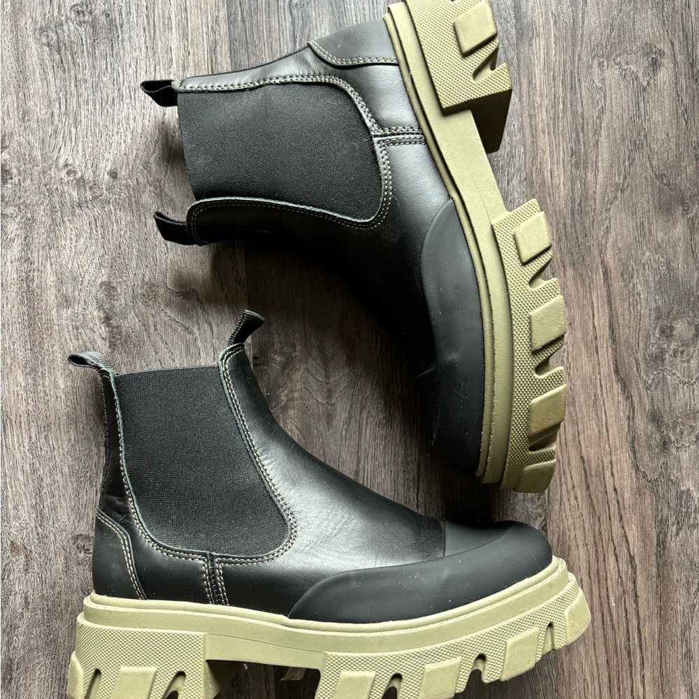 Ganni RUBBER-TRIMMED LEATHER CHELSEA BOOTS IN BLACK